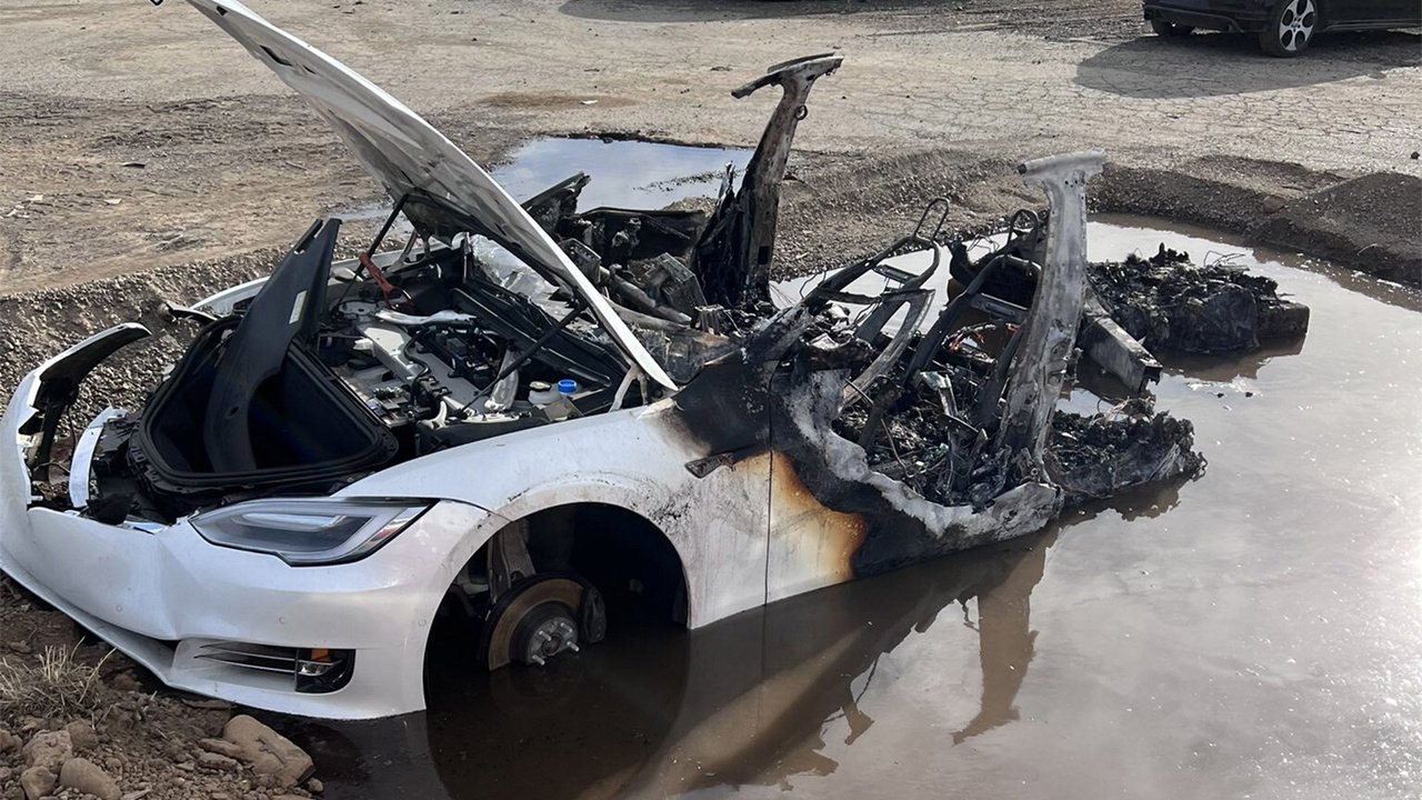Bir Tesla Model S, kaza yaptıktan tam üç hafta sonra kendi kendine alev aldı