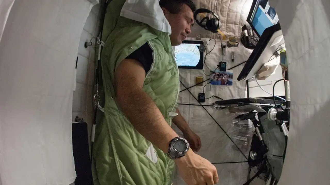 Astronotlar uzayda nasıl uyuyor? Ear-EEG isimli cihaz, bunu ölçmek için geliştirildi