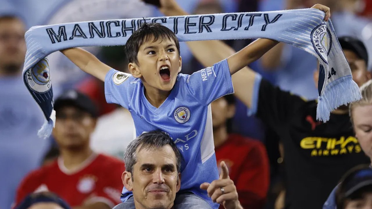 İngiliz futbol kulübü Manchester City, taraftarları için "akıllı atkı" üretecek