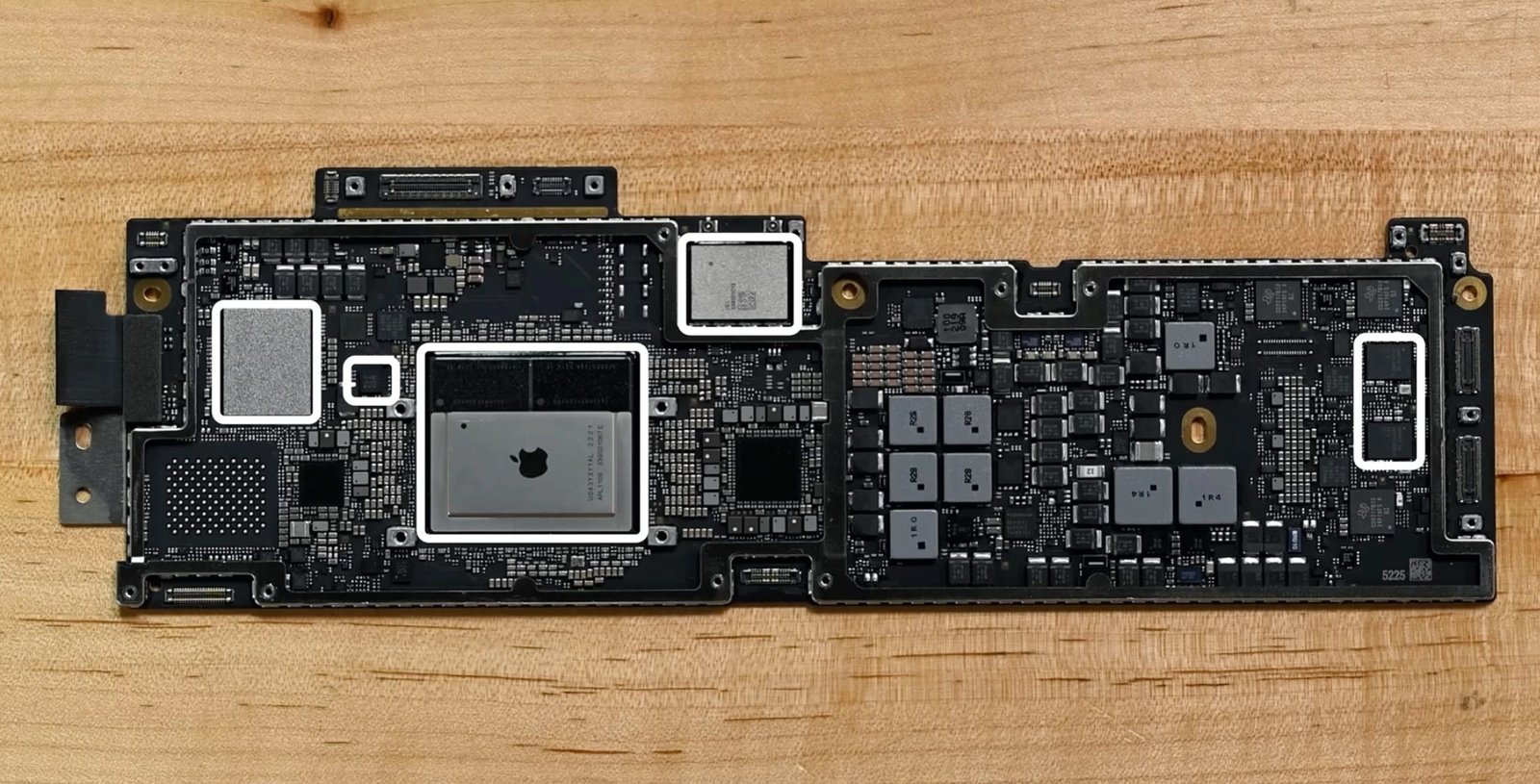 M2 MacBook Air parçalarına ayrıldı