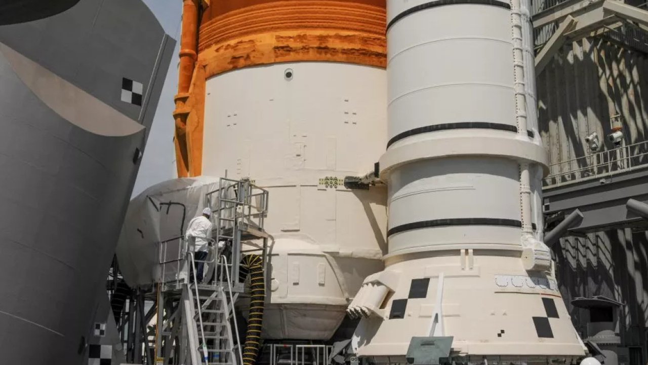 Ay’a giden yolda bir engel daha kalktı: NASA, dev roketini tamir etti