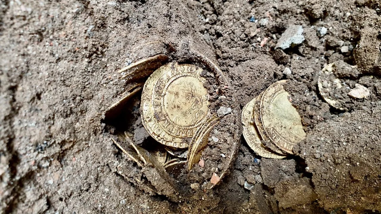 İngiliz çift, evlerinin döşemesinin altında buldukları 18. Yüzyıl hazinesi ile bir anda gündem oldu