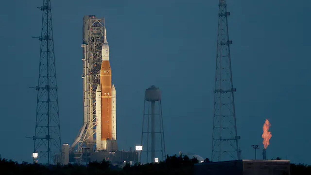 NASA'nın Artemis I görevi kapsamında fırlatacağı dev roket için yeni tarih belli oldu.