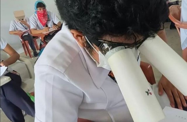 Üniversitedeki sınavdan yansıyan ilginç görüntüler viral oldu