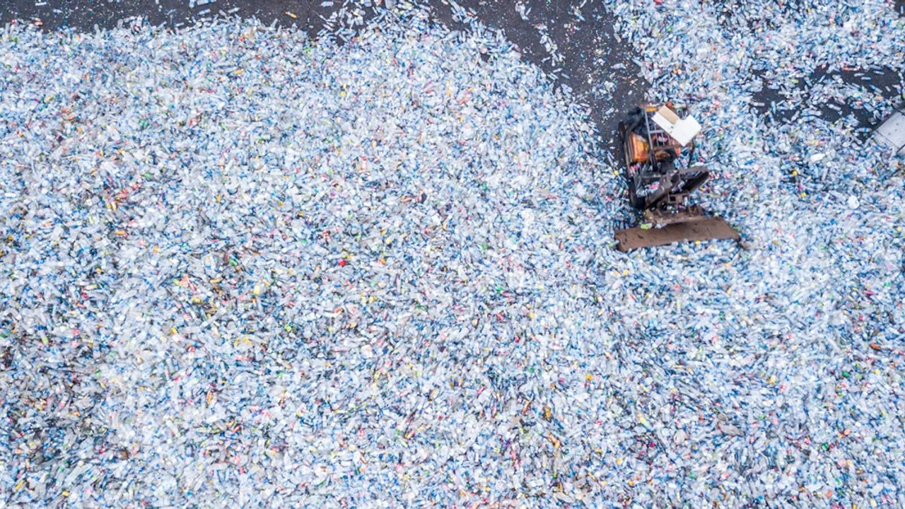 Greenpeace'in raporu korkutuyor: Plastik geri dönüşümü aslında koca bir yalan mı?