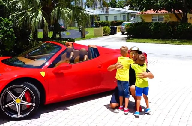 2018'de kurdukları Youtube kanalı malikane, Ferrari getirdi: Aileye göre kanalın sırrı