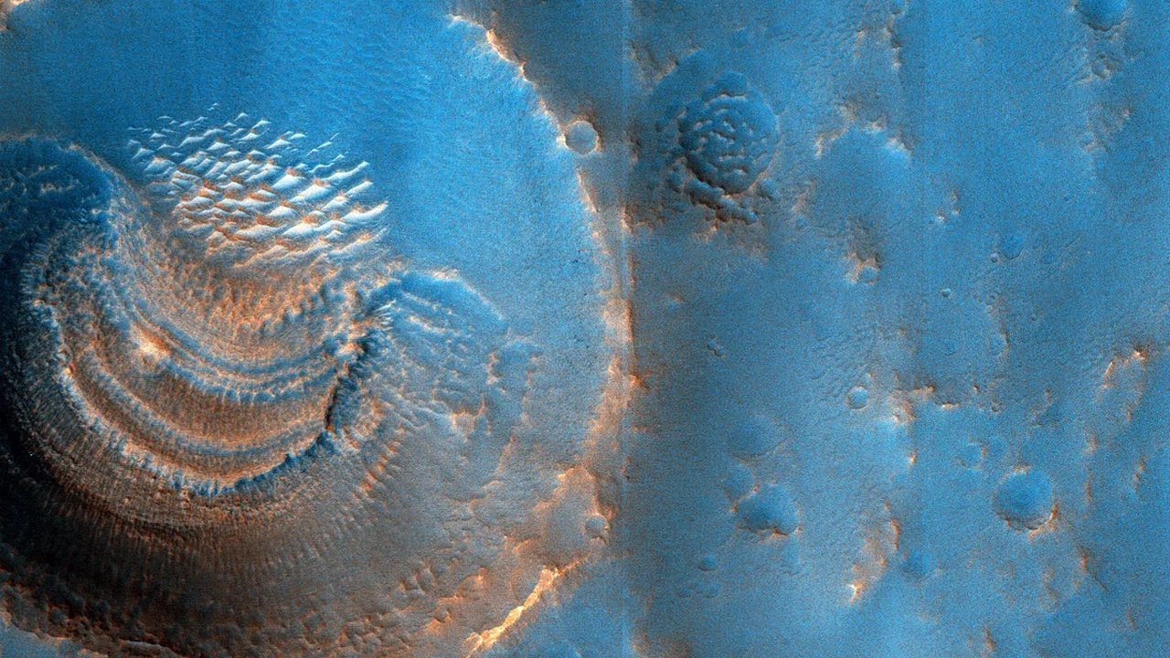 NASA, bir Mars kraterindeki sıra dışı şekillerin gizemini çözmeye çalışıyor