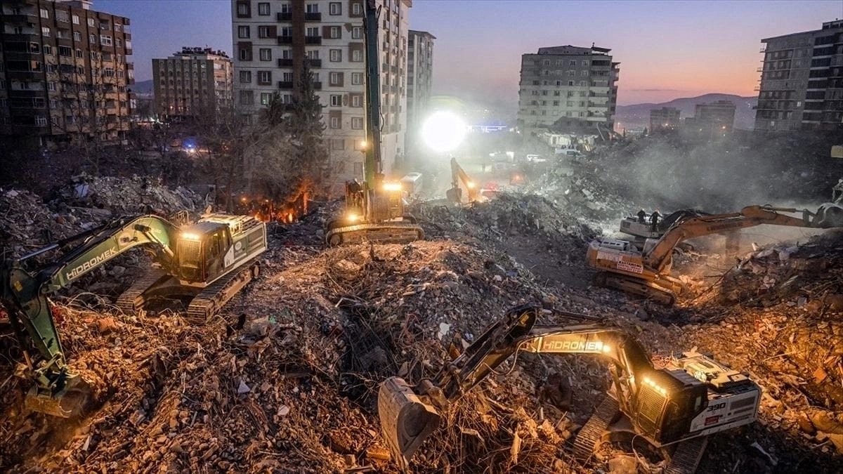 Vatandaşlar Tepkili: Enkazlara Kepçe Vurulmaya Başlanıyor!
