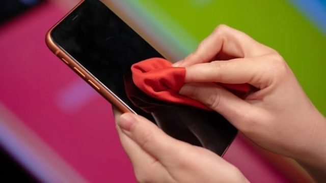Telefon Ekran Parlaklığı Sorunu 4 Telefon Ekranı Temizleyin