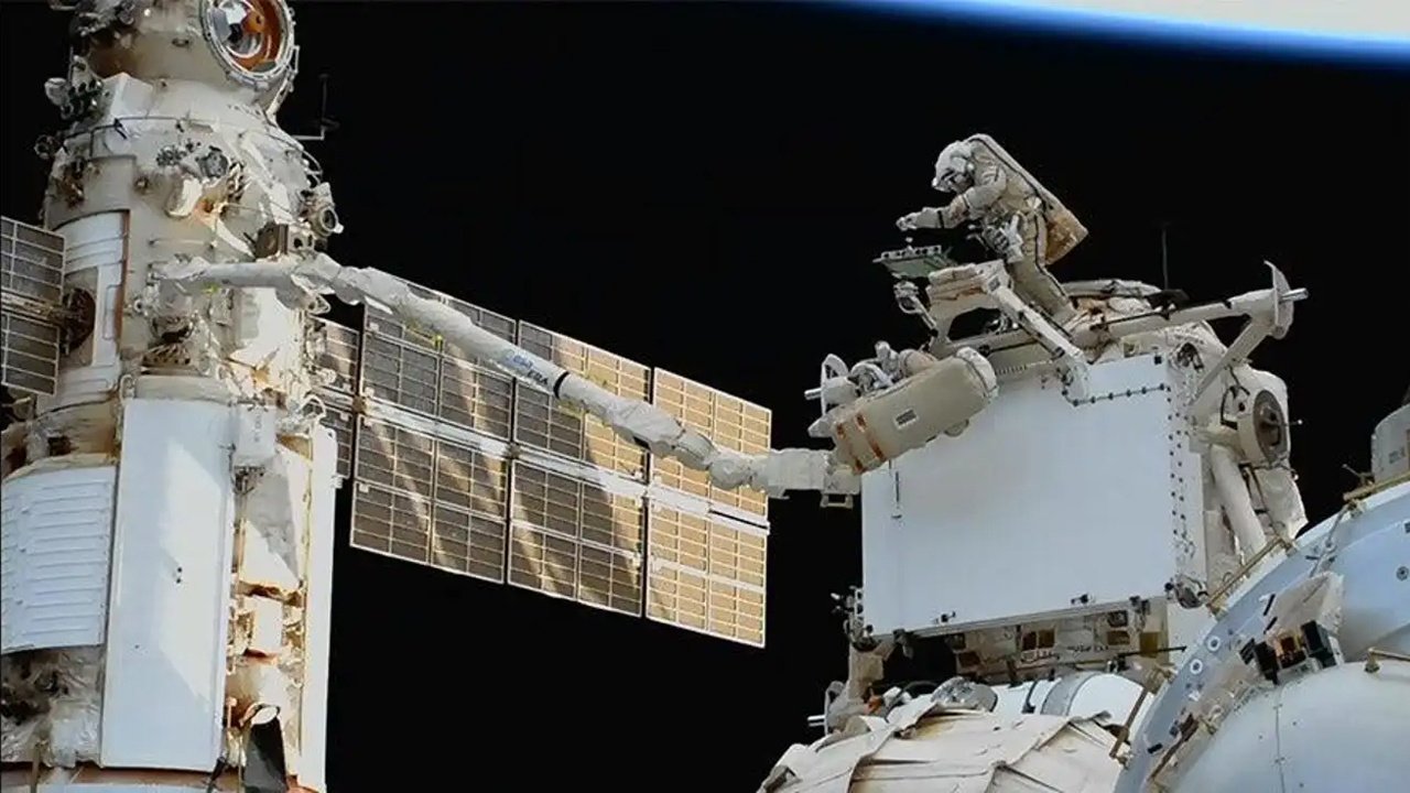 Arjantinli bir taksi şoförünün NASA'nın uzay yürüyüşü yayınına karışması şaşırtıcı anlara sahne oldu