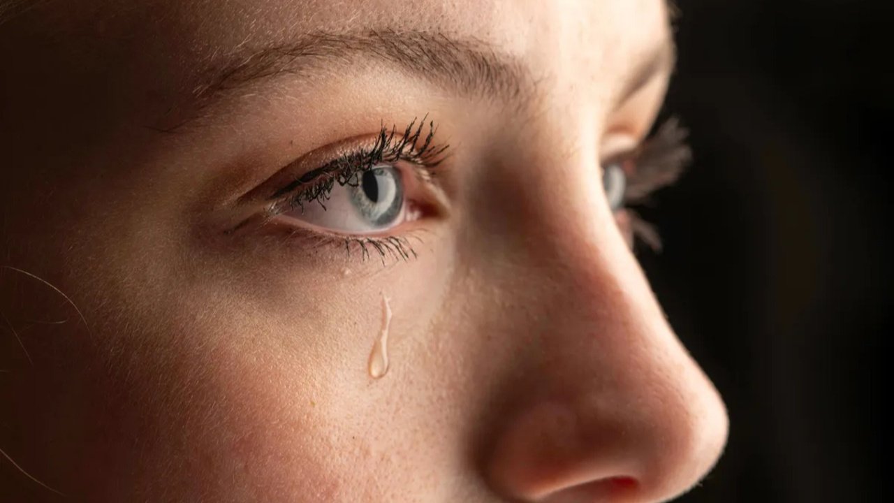 Mikrometre inceliğindeki yeni bir pil, insan gözyaşları ile şarj edebilecek