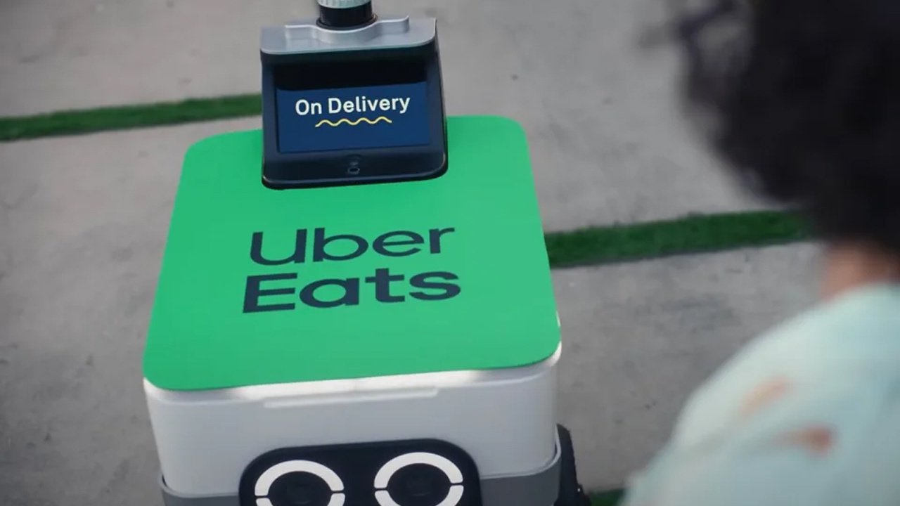 Bir dağıtım robotu, sokakta kendini çalmaya çalışan hırsızları böyle yakalattı
