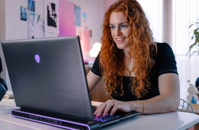 "Uzaydan" Gelen Laptop’ı İnceledik: Bir Güç Merkezi ve 165 Hz Ekranlı Bir Oyun Makinesi!