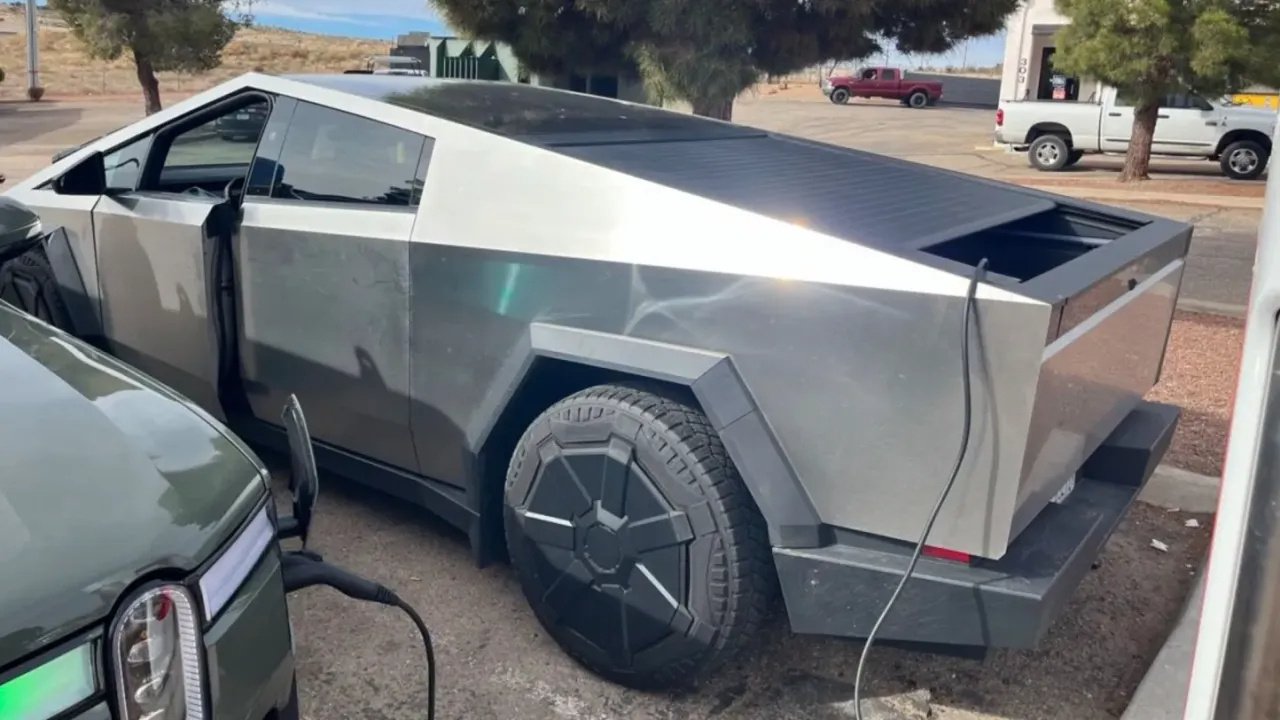 Tesla Cybertruck, yolda kalmış bir Rivian R1S'i işte böyle kurtardı