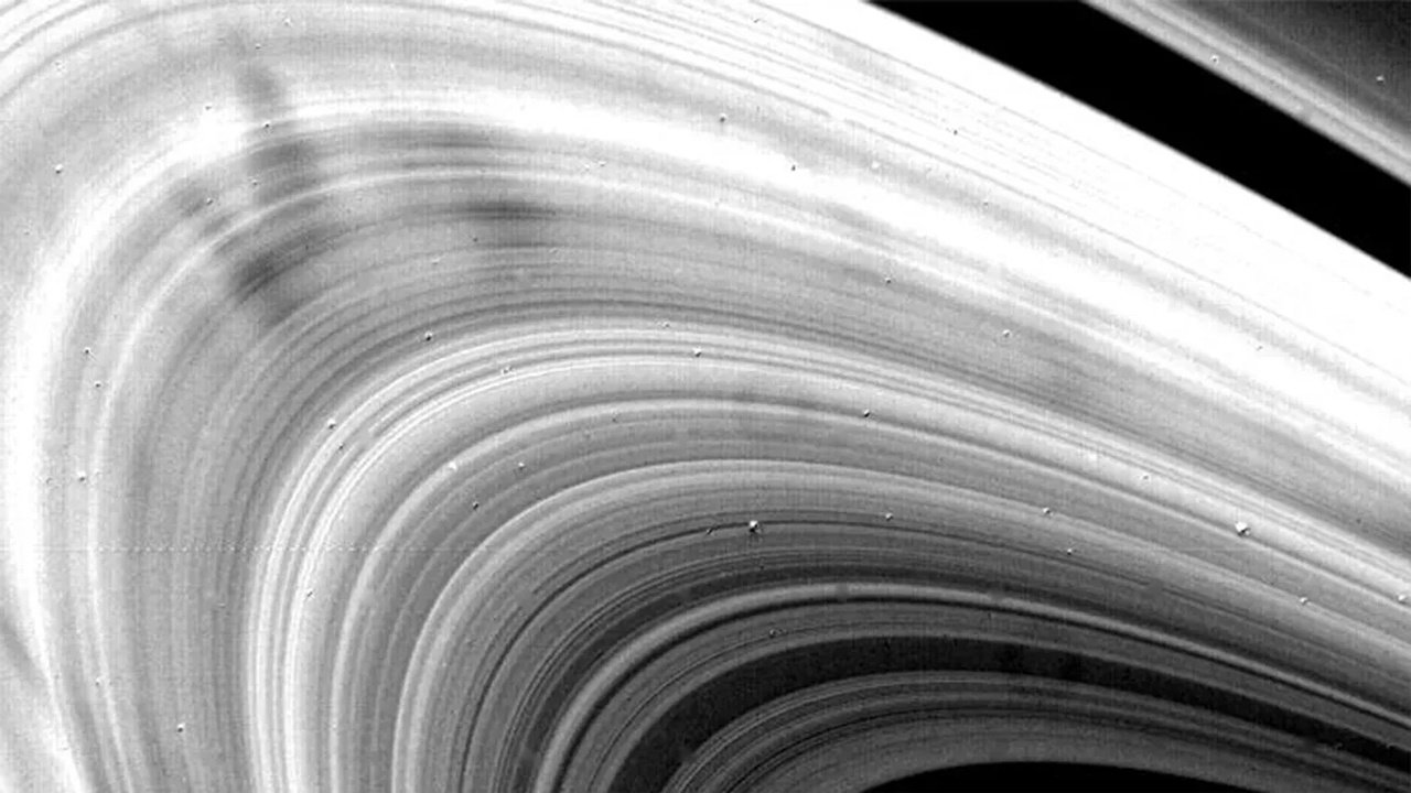 Satürn'ün halkalarında görülen gizemli koyu parçalar, bu kez da Hubble tarafından görüntülendi